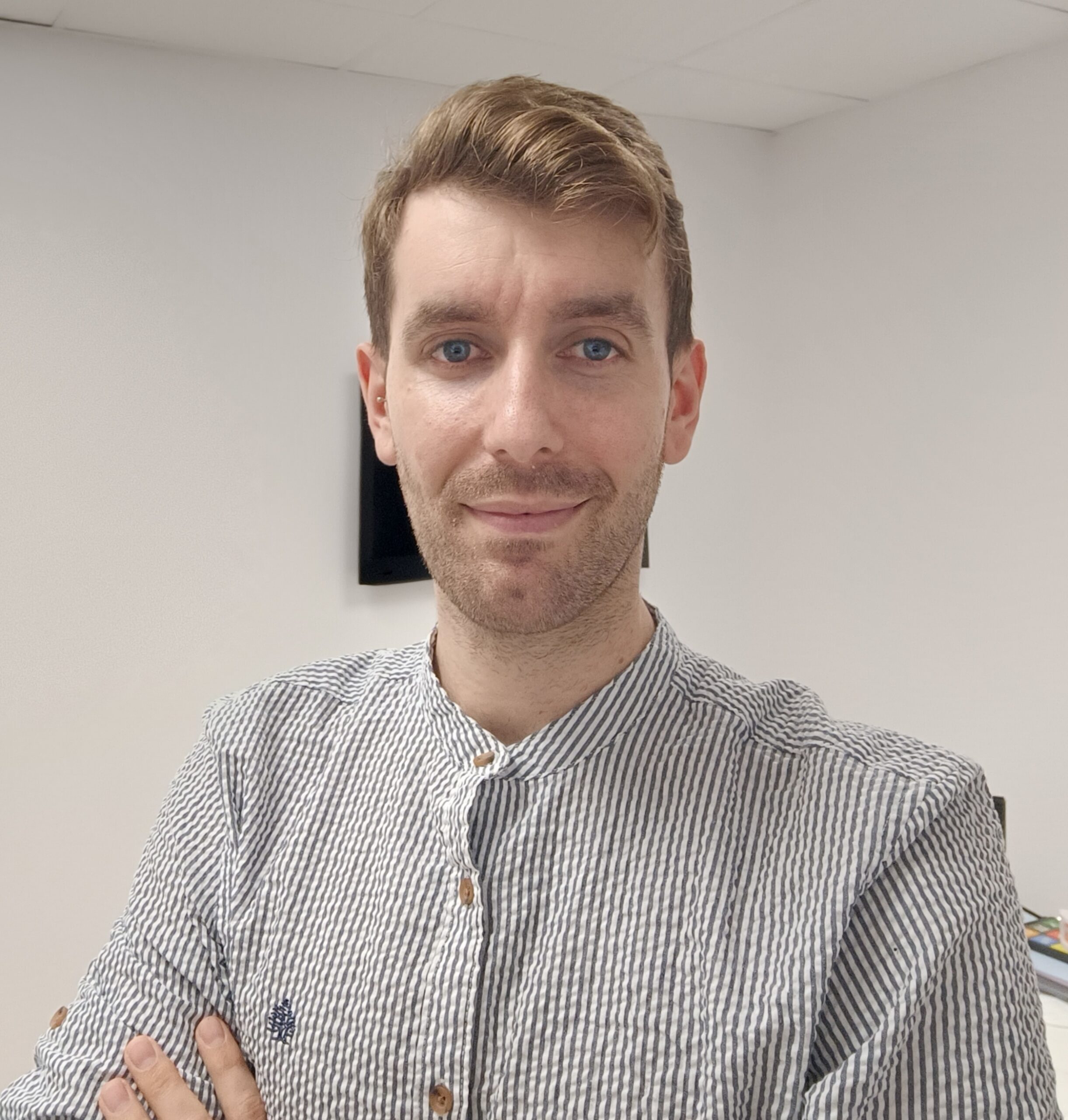 Daniel Fernández, logopeda especializado en neurorrehabilitación y voz en Elche.